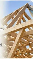 Assemblage de pièces de charpente en bois clair vu en contre-plongée, sous un ciel bleu.