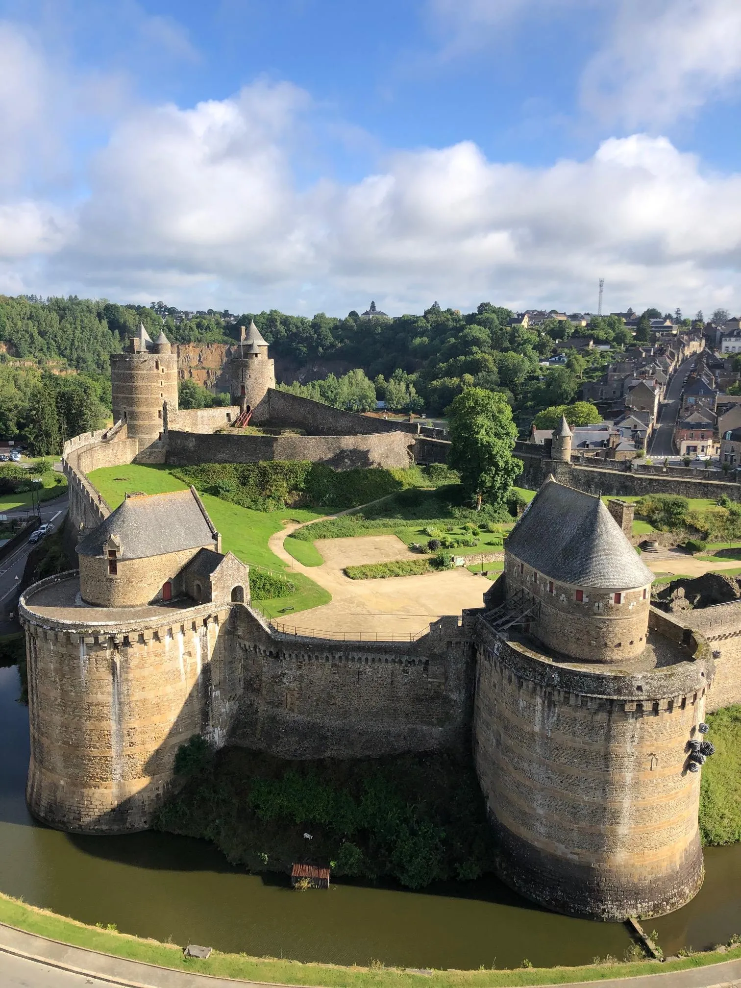 Vue aérienne du château de Fougères, de ses remparts et du paysage urbain environnant