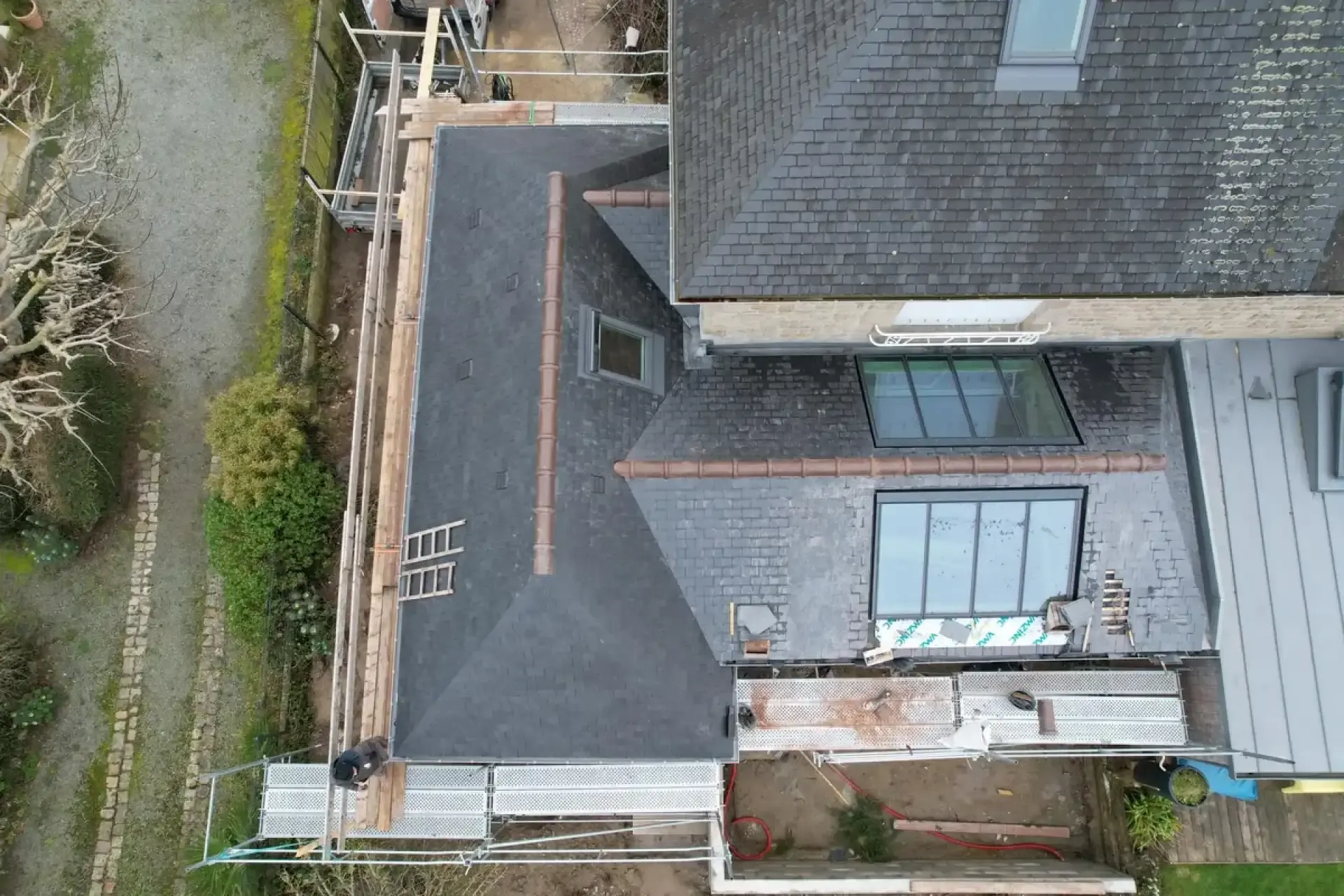 Vue du dessus d'une extension en ardoise avec deux verrières à quatre éléments fixes