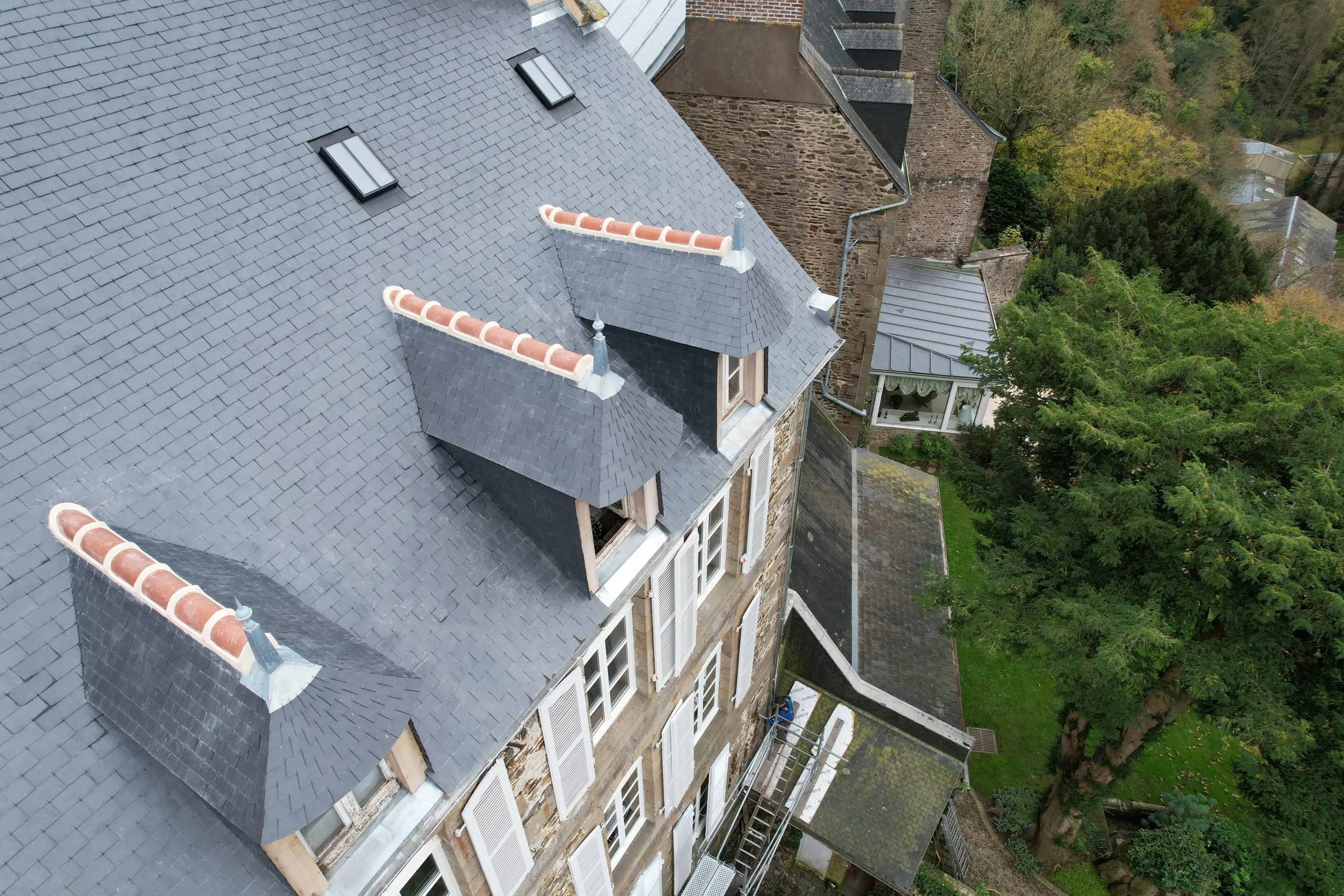 Toiture en ardoise au pied de tours de château en pierre